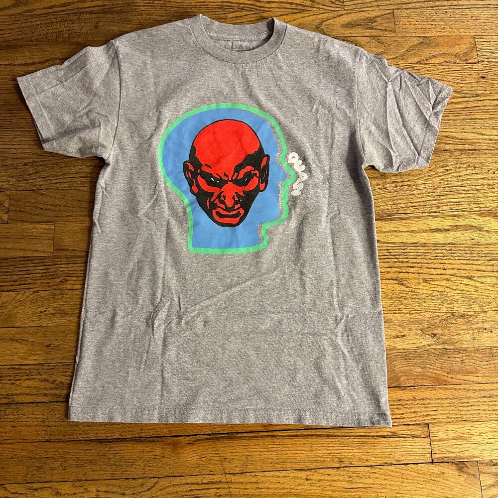 Quasi Graphic Tee with Bold Red Face Design on Gray – Men’s Size M